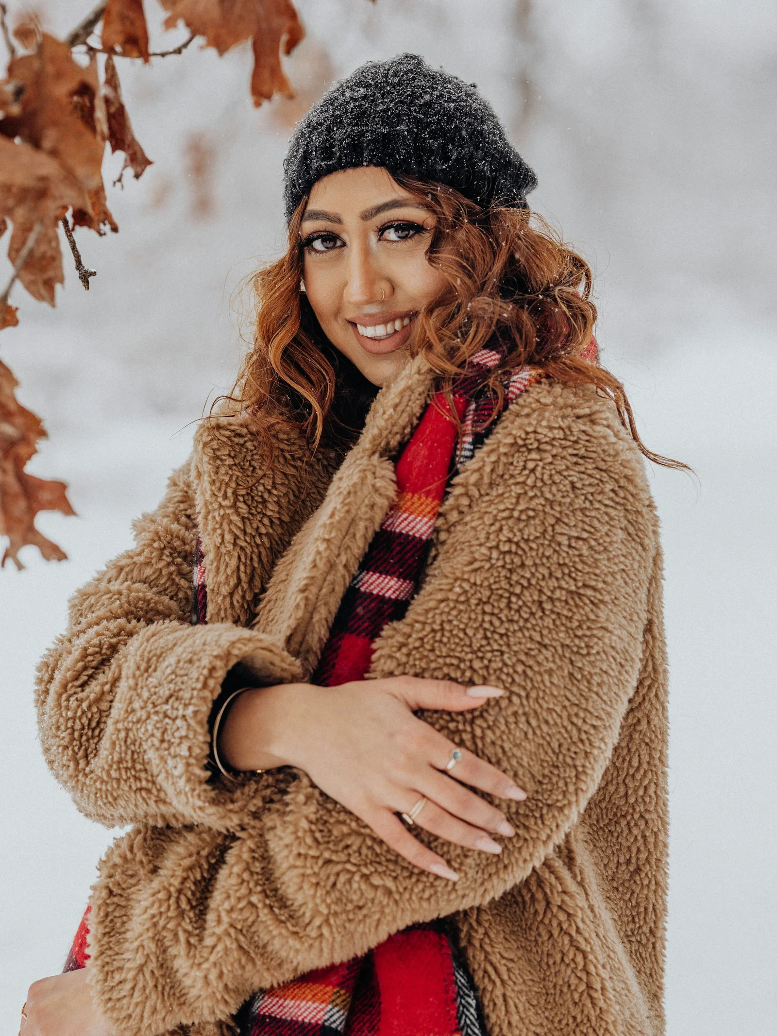 一个双臂交叉站在雪中的女人