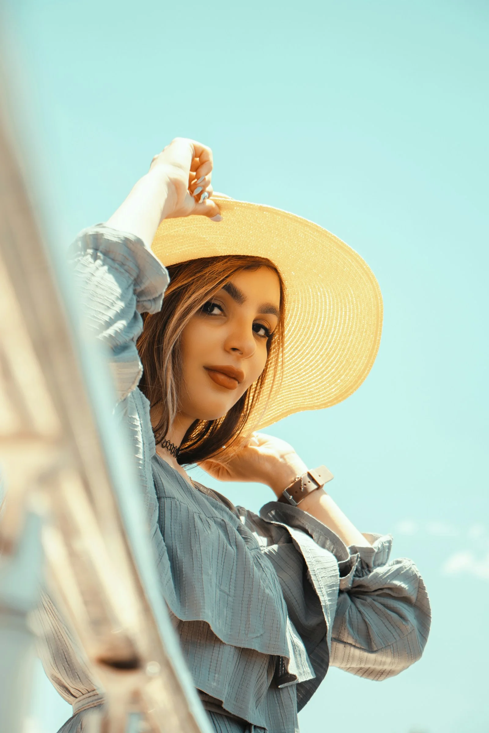 一名戴帽子的女人摆姿势拍照