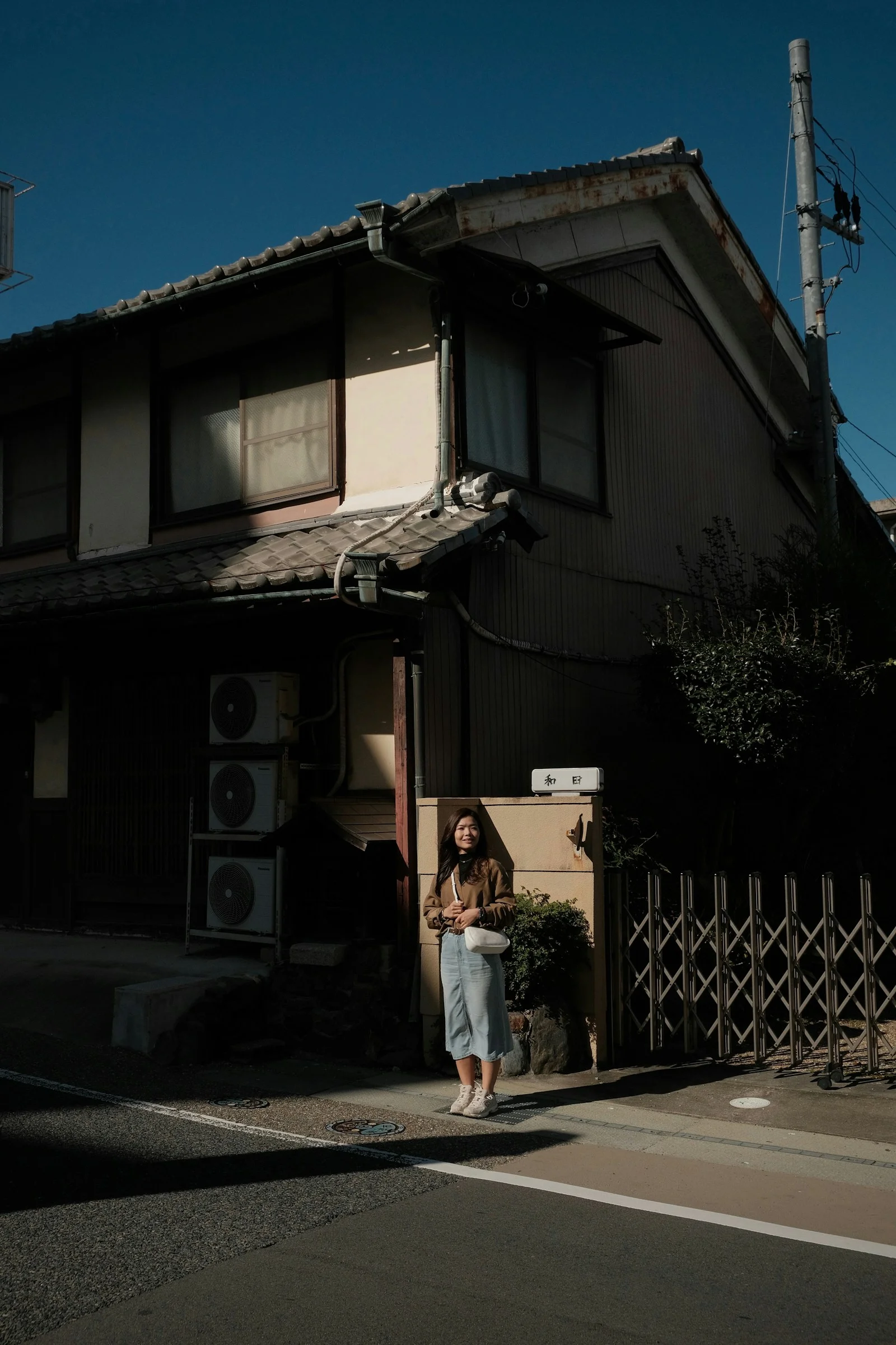 女人站在日式房屋外