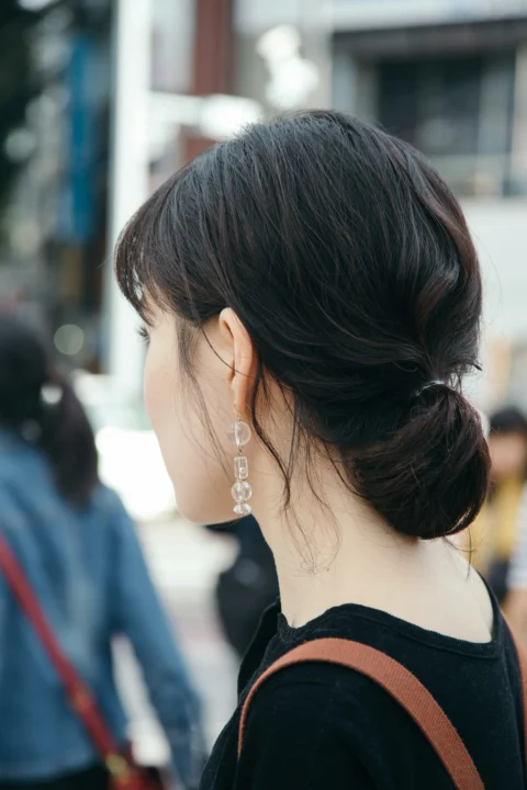 穿黑色衬衫的女士