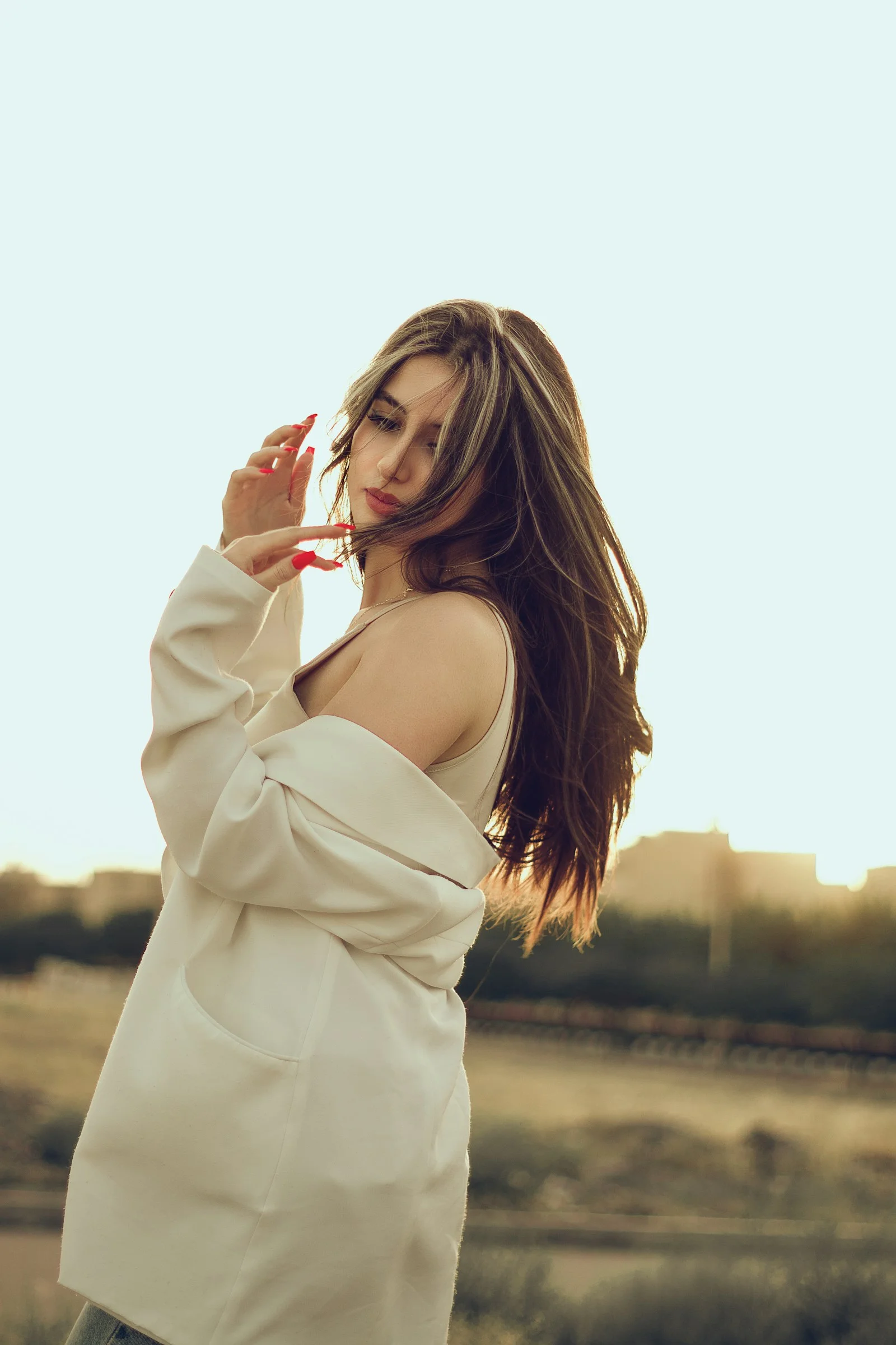 写真のためにポーズをとる女性