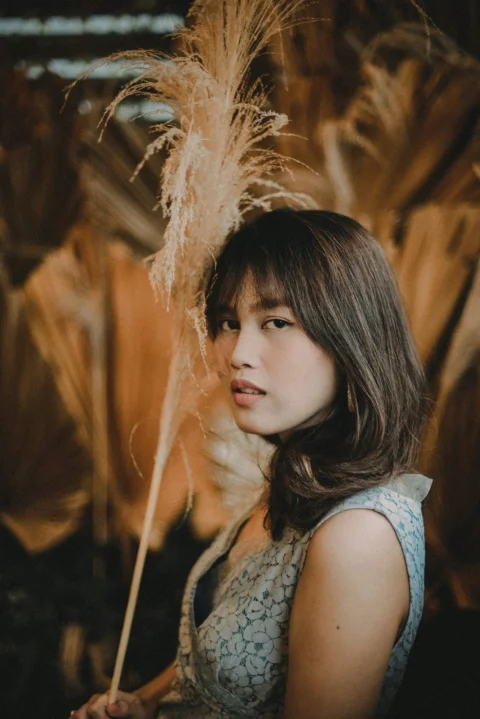 白いタンクトップを着た女性