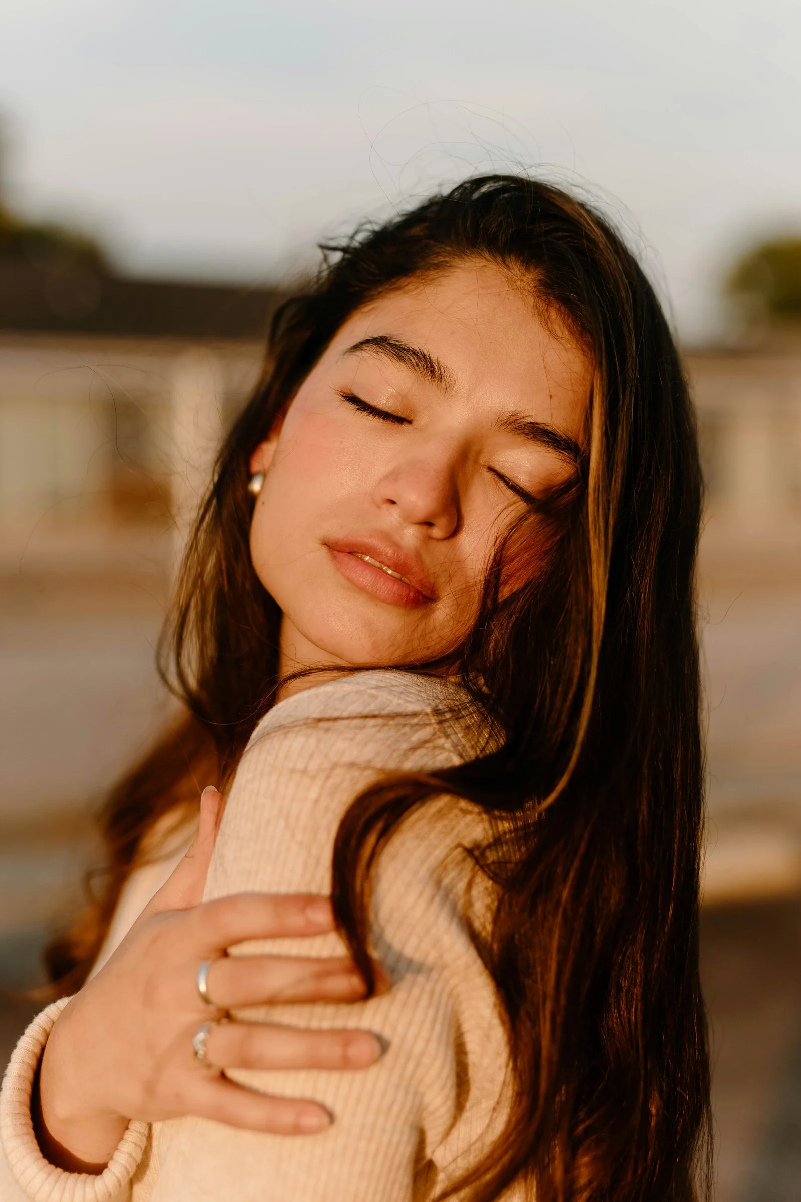 一位闭着眼睛的女性