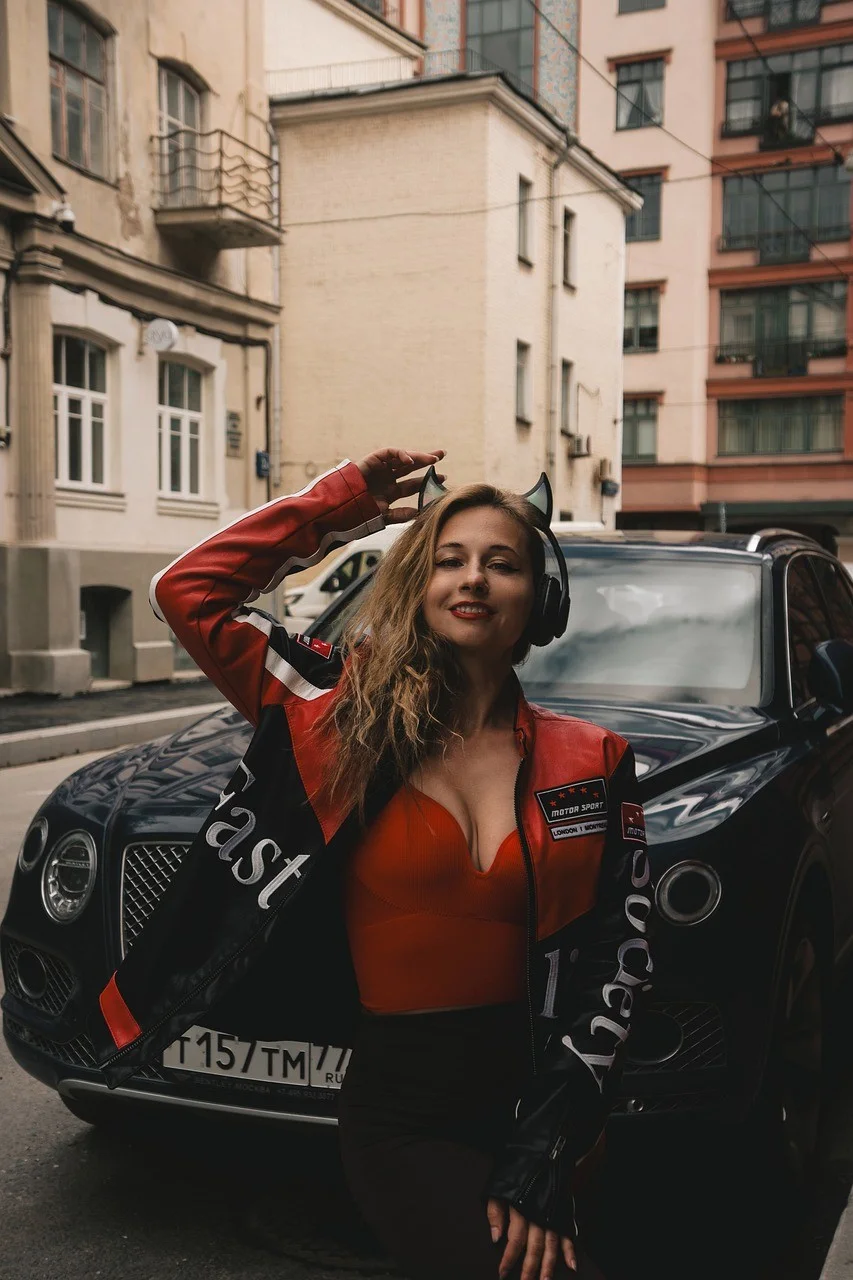 女性，機車外套，角飾，音樂耳機