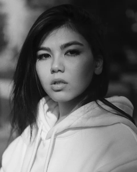 一位身穿连帽衫女子的黑白照片