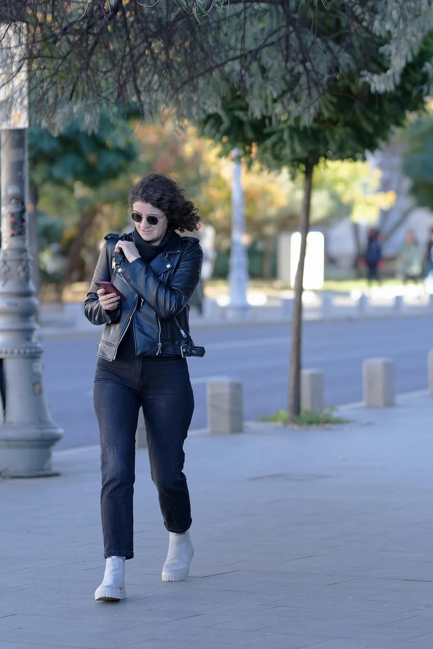 woman, young, casual, looking