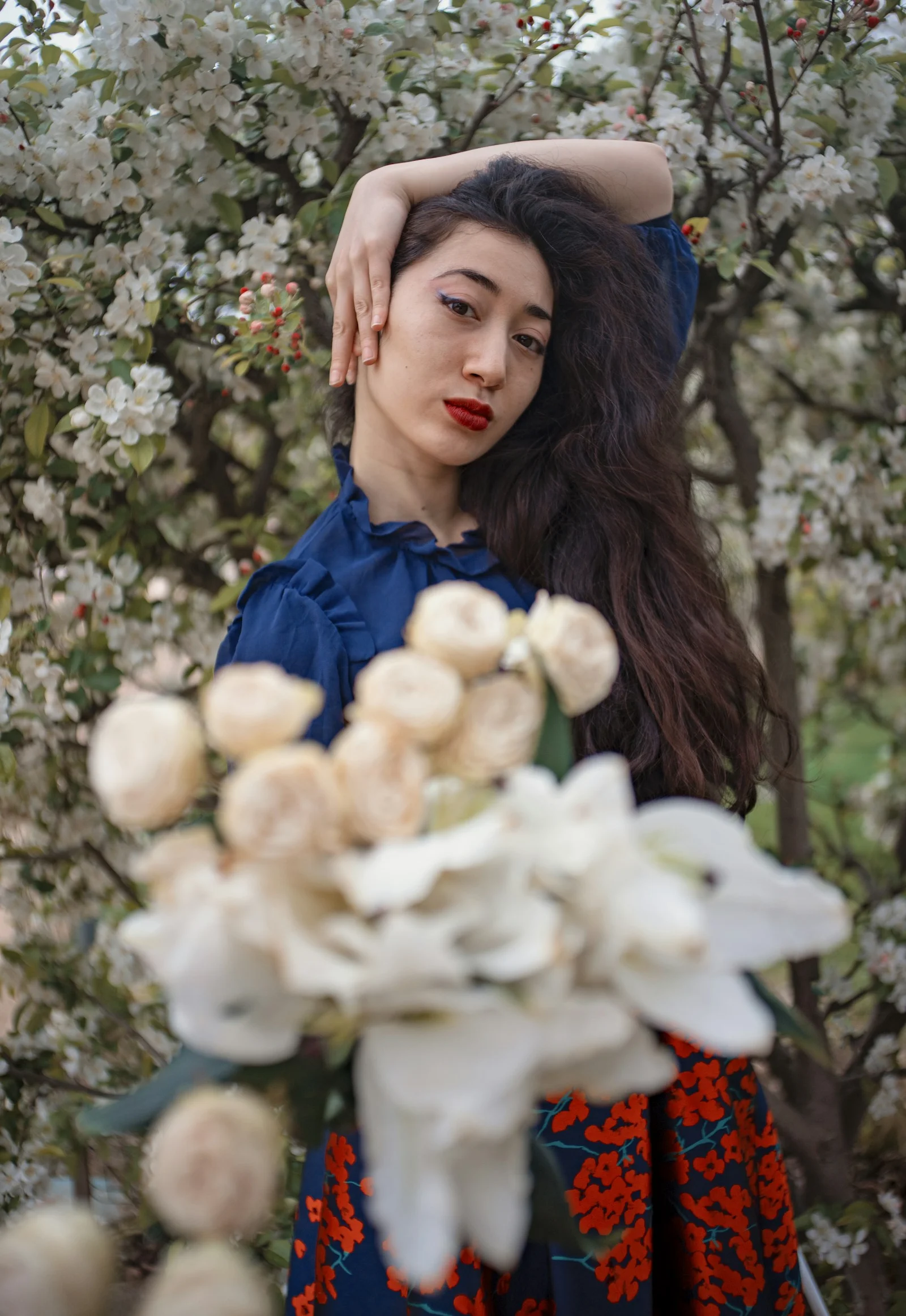 身穿黑红色花卉裙子的女子