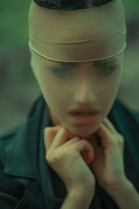 头上戴着发带的女子