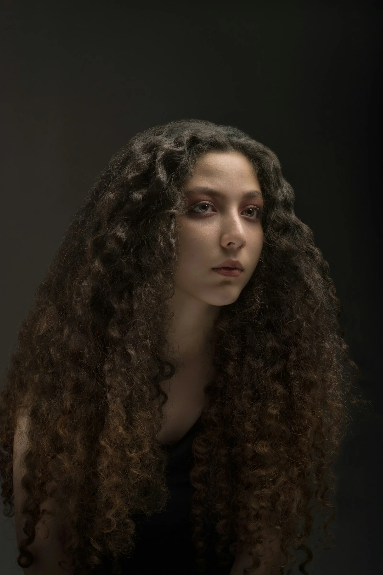 黒いトップスを着た女性