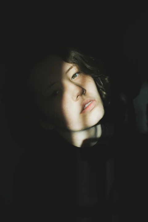 穿著黑色上衣自拍的女子
