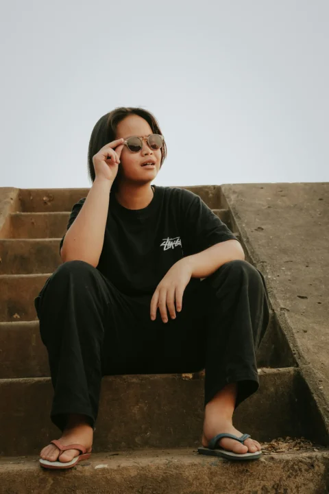 坐在階梯上講手機的女子