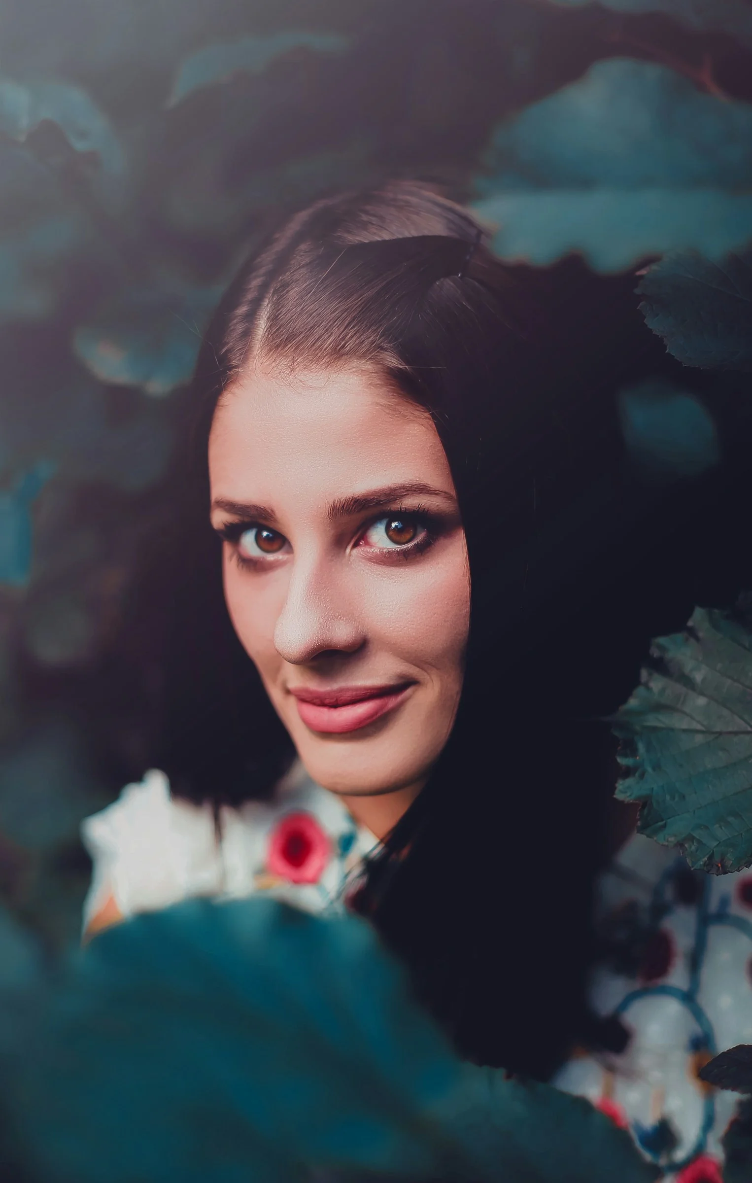 穿白色、紅色和綠色花卉襯衫的女性