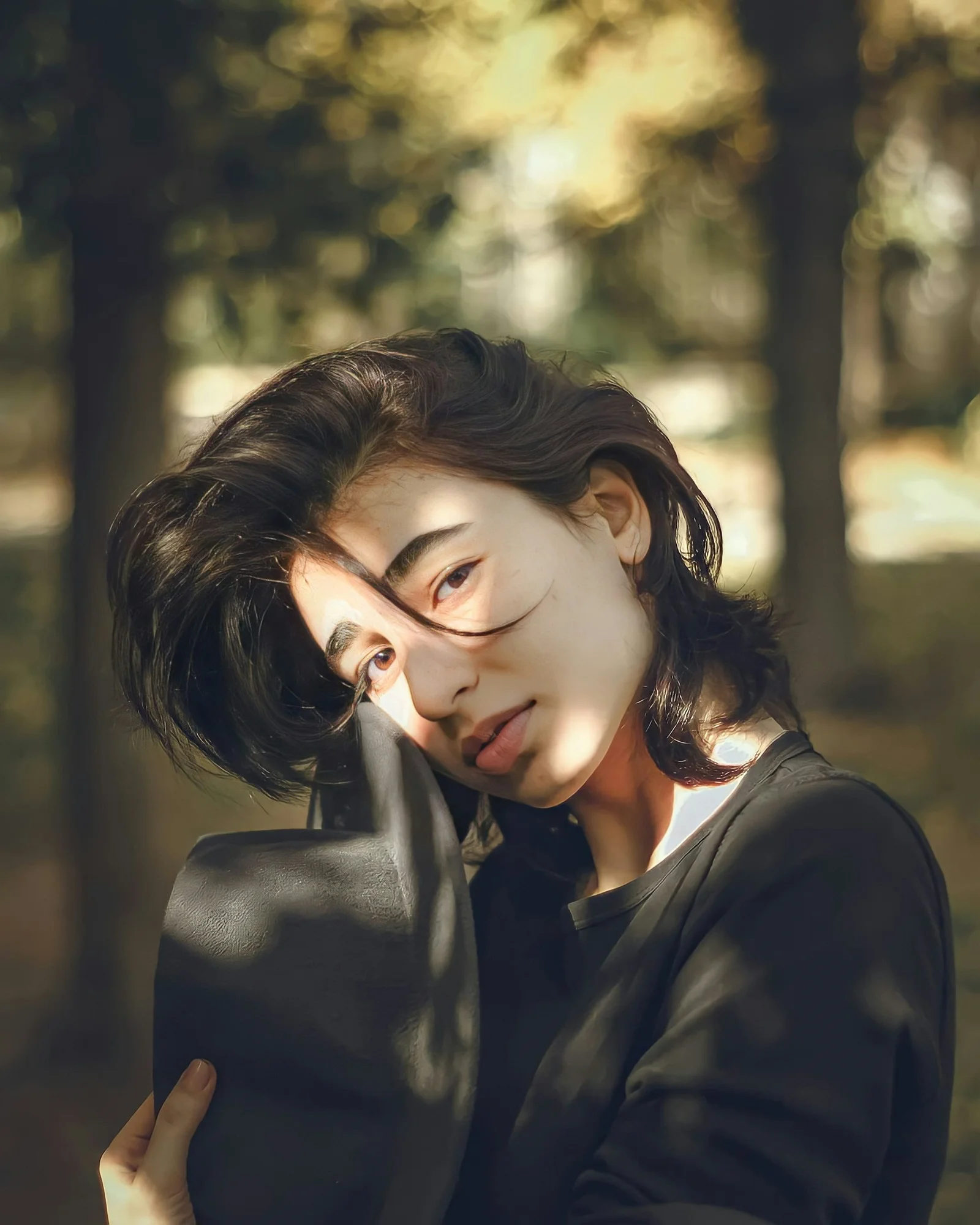 穿黑色大衣微笑的女人