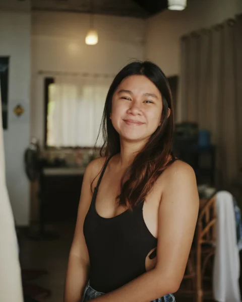 一位穿黑色背心的女性站在房间里