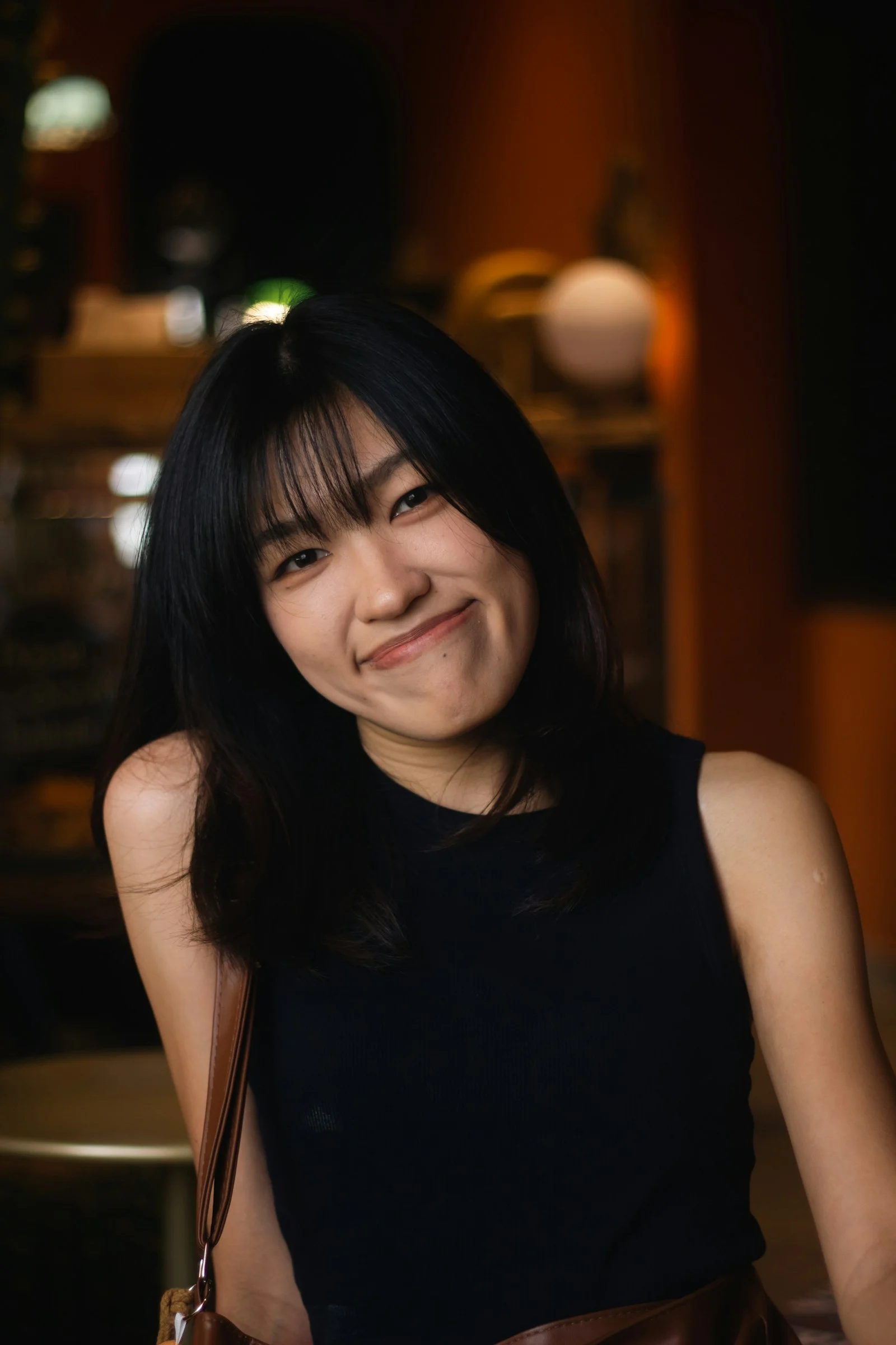 一个坐在桌前对着镜头微笑的女人