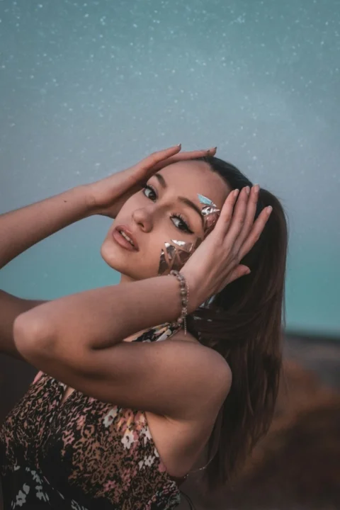一位双手放在头上的女人