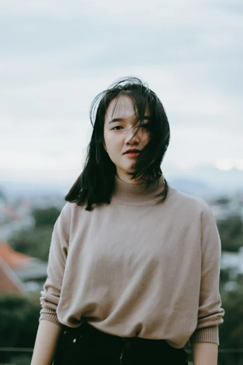 身穿米色高领毛衣的女子