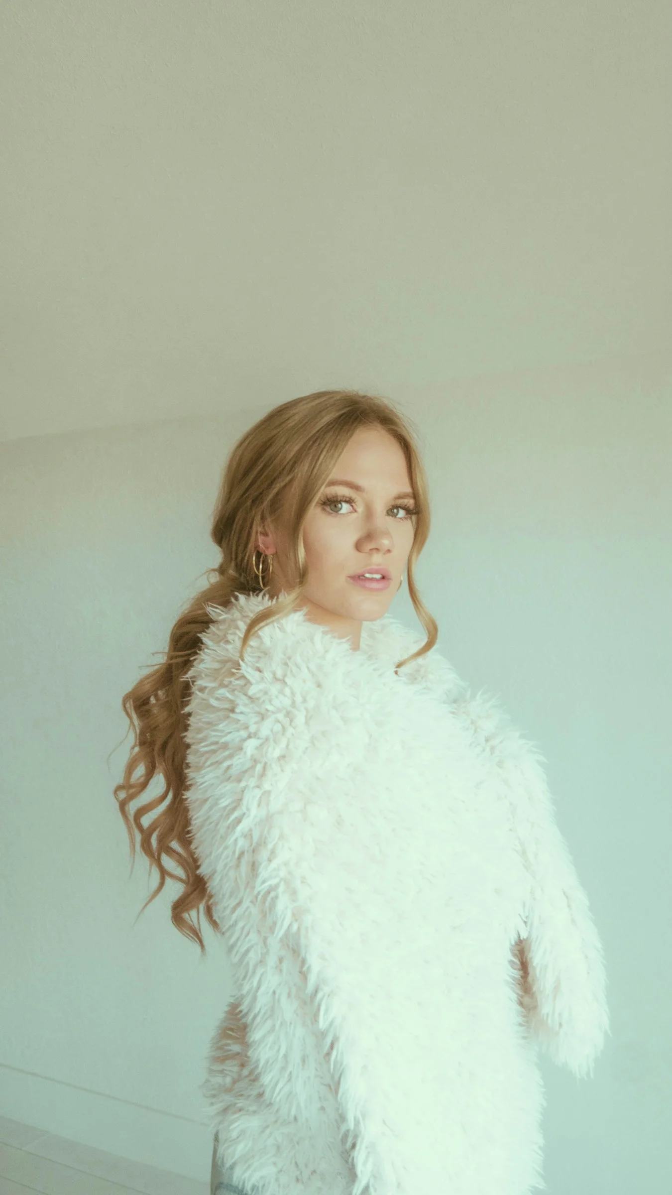 穿白色皮草大衣的女孩