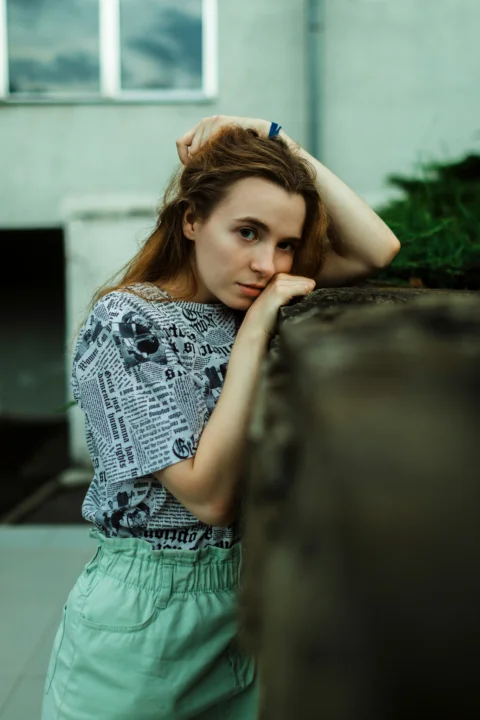 Young woman leaning on a wall outdoors