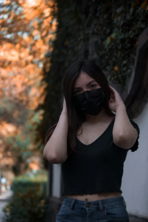 黒いタンクトップを着て黒いサングラスをかけた女性