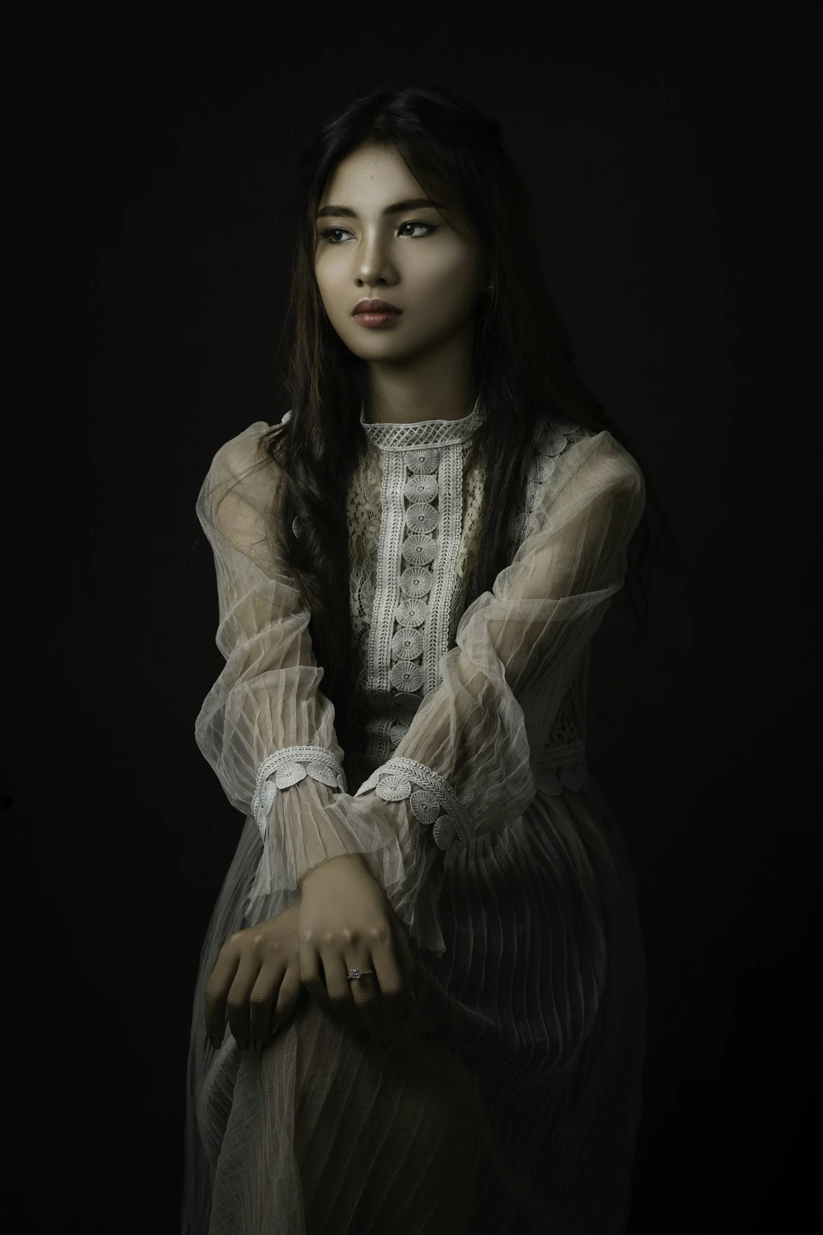 穿白色長袖洋裝的女子