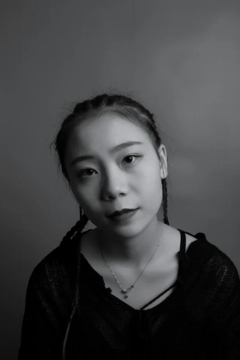 女性のモノクロ写真
