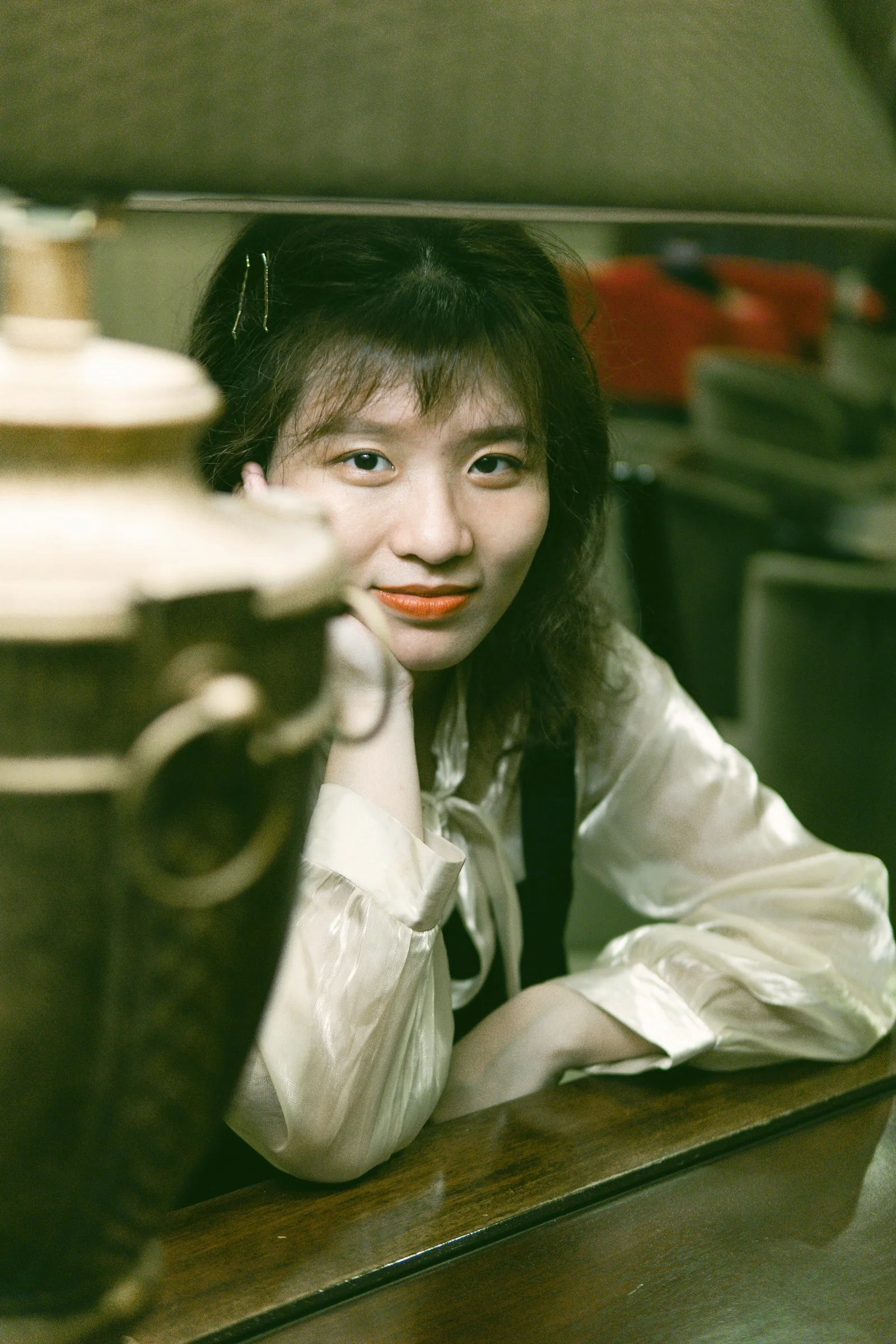 穿着白色长袖衬衫微笑的女人