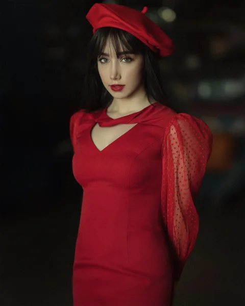 赤いドレスと赤い帽子姿の女性