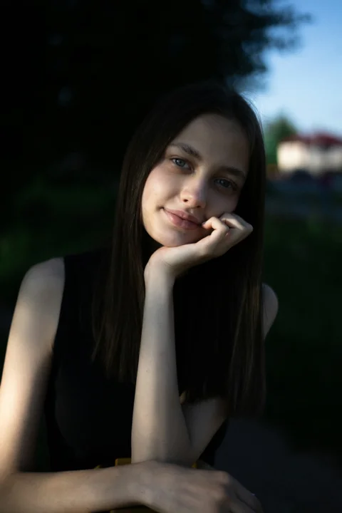 一位年轻女子手托下巴摆姿势