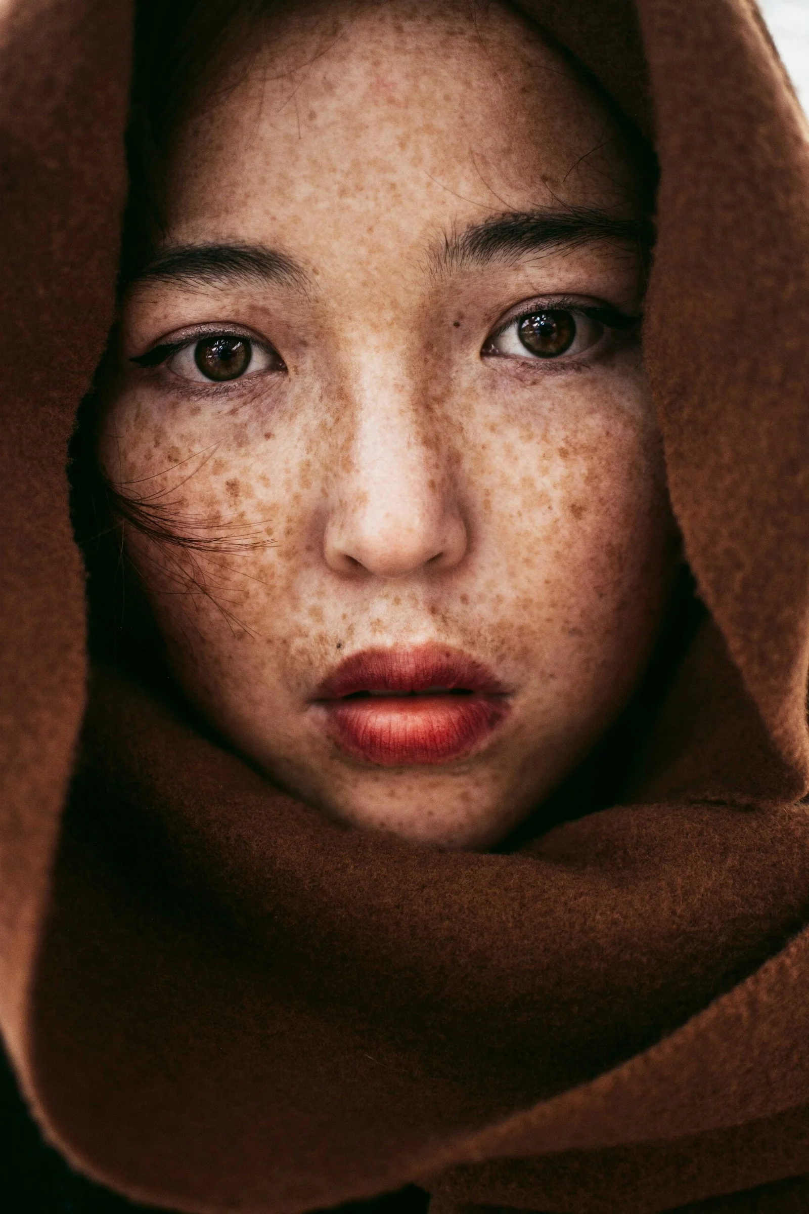 茶色のヒジャブを着た女性がセルフィーを撮っている