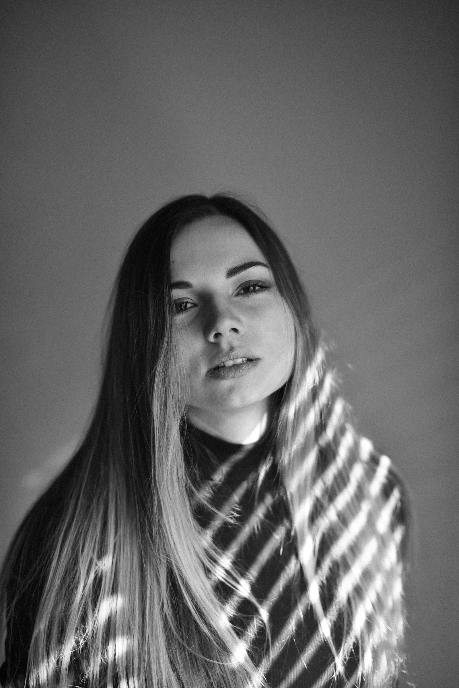 穿黑白条纹高领衫的女子