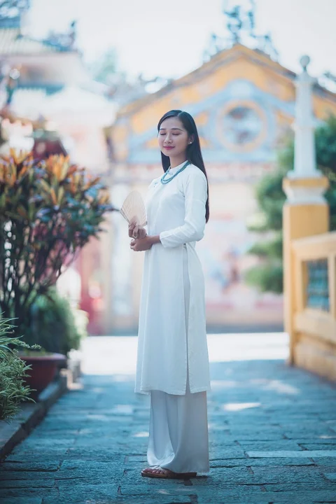 woman, young, traditional costume, model