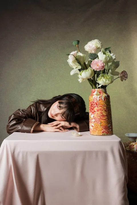 woman, vase, flowers, table