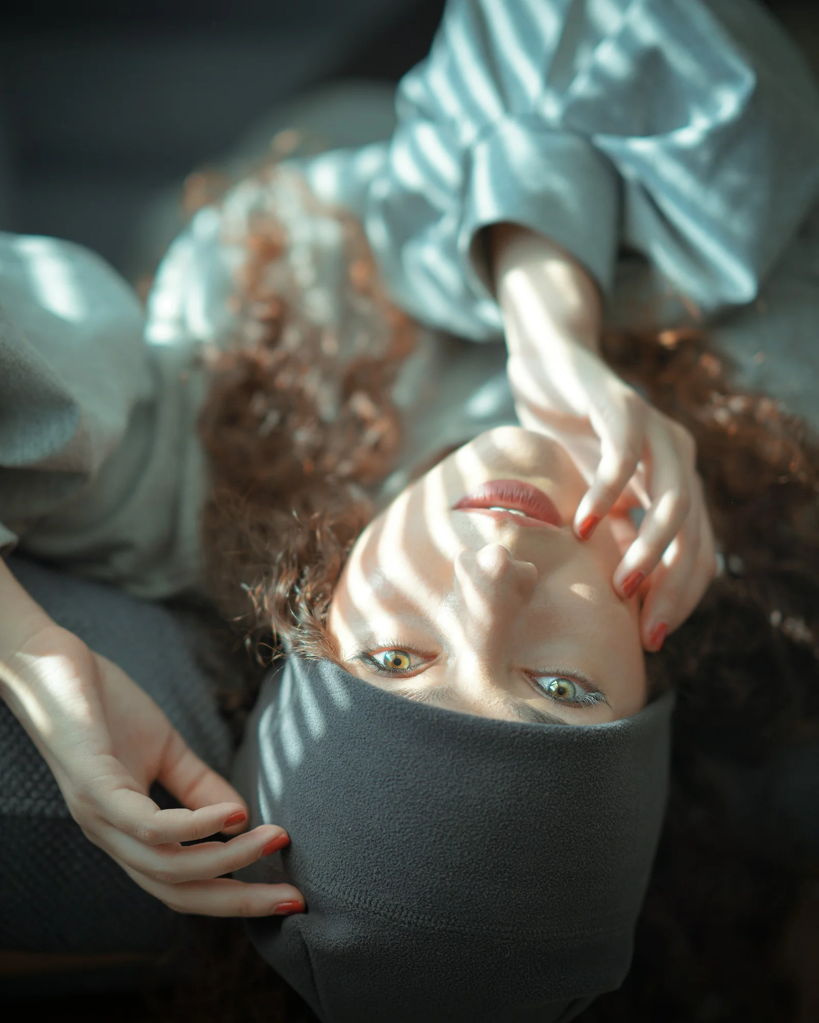 身穿蓝白长袖衬衫的女子用黑色针织帽遮住脸