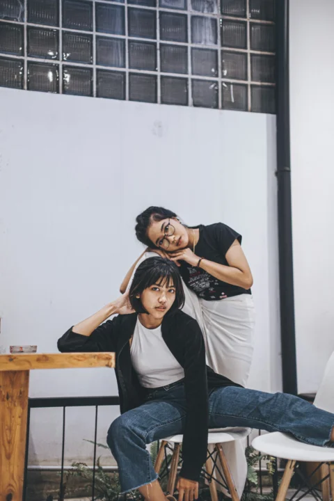 坐在椅子上的几个人
