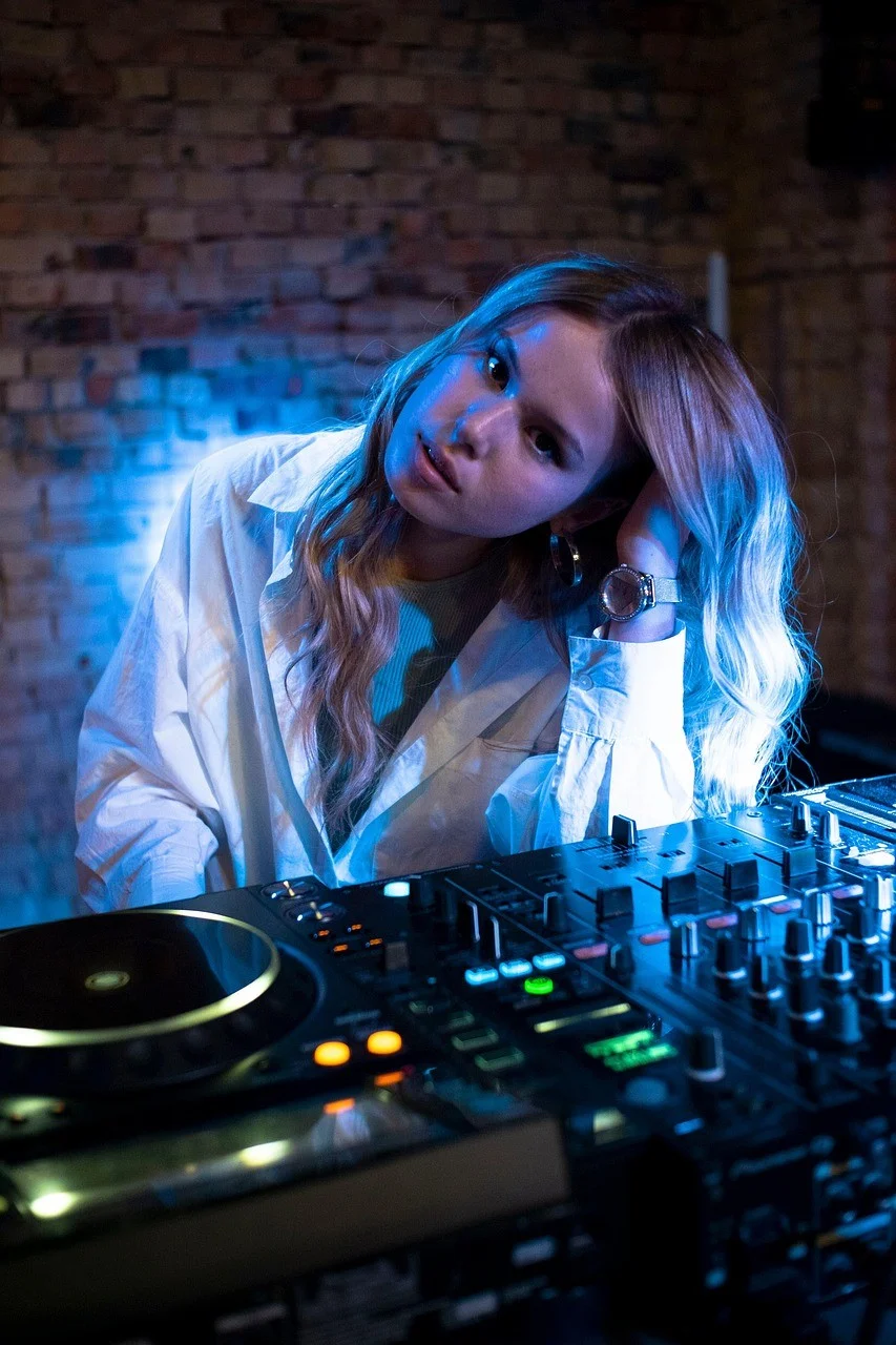 dj, woman, disco, young woman