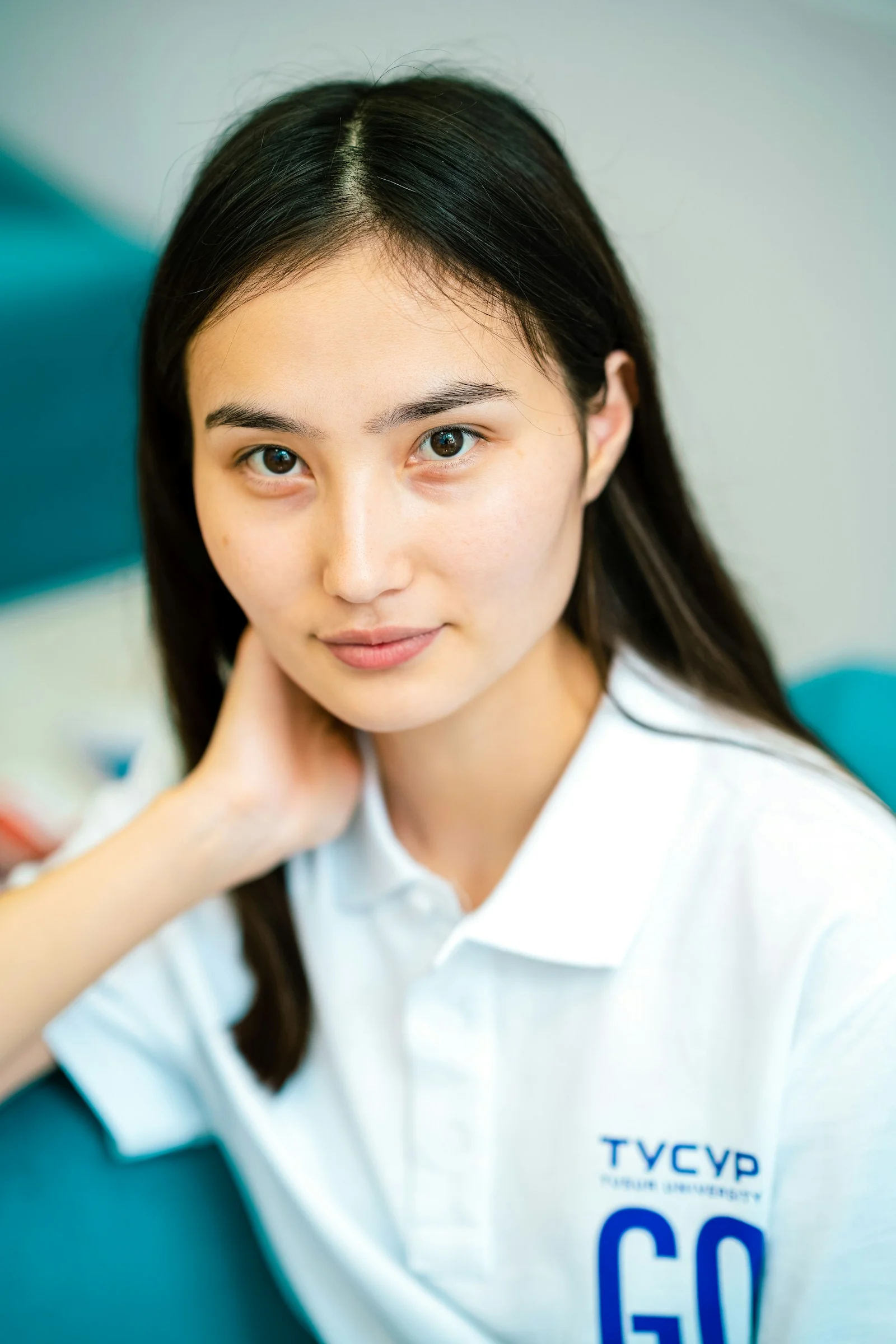 一名手托著下巴的女子