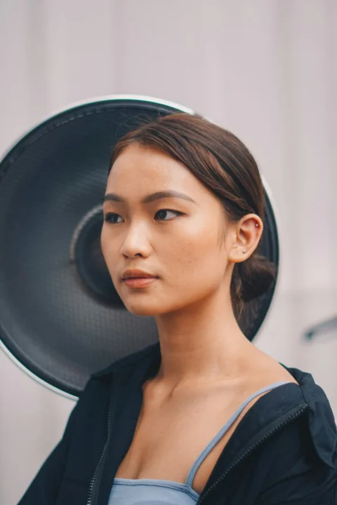 身穿黑色低圆领上衣的女子