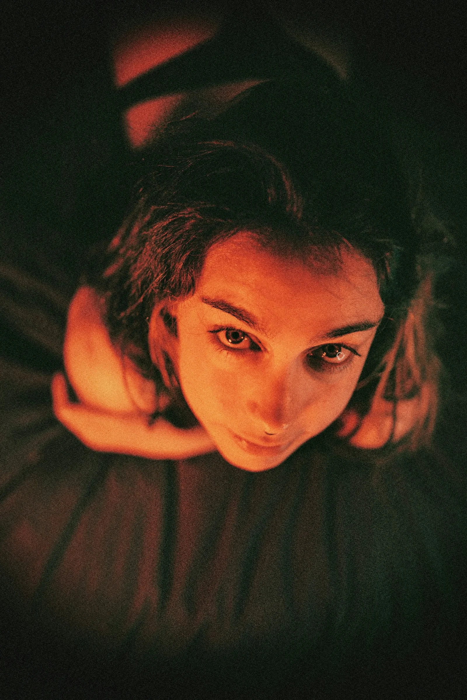 躺著把頭靠在手上的女人