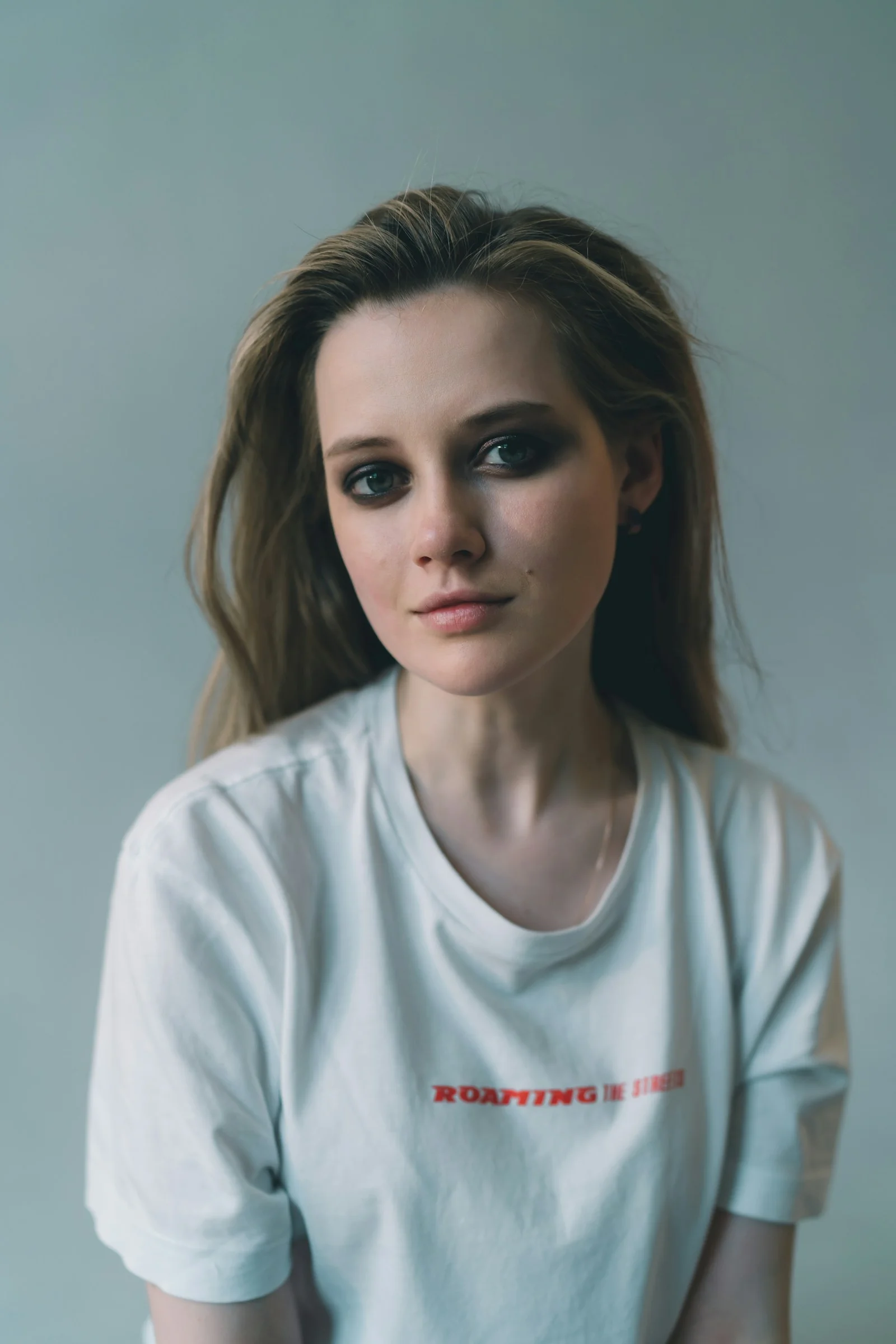 穿白色圓領T恤的女人