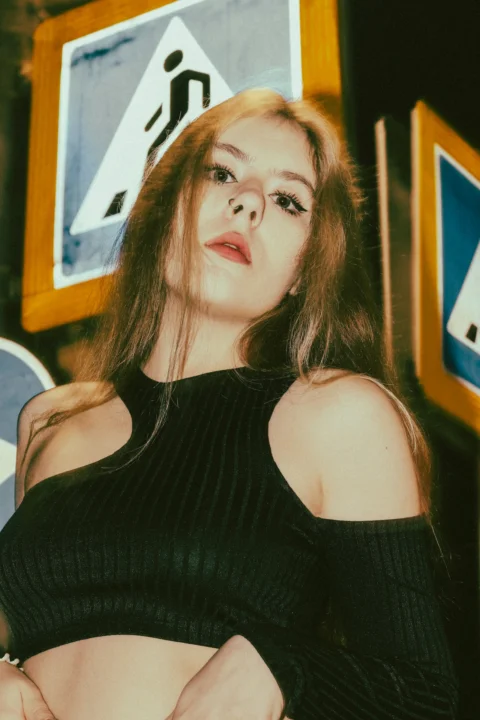 一名穿黑色上衣的女子正在摆姿势拍照