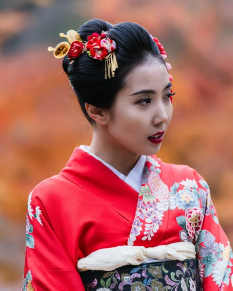 一个身穿和服、头戴花饰的女人