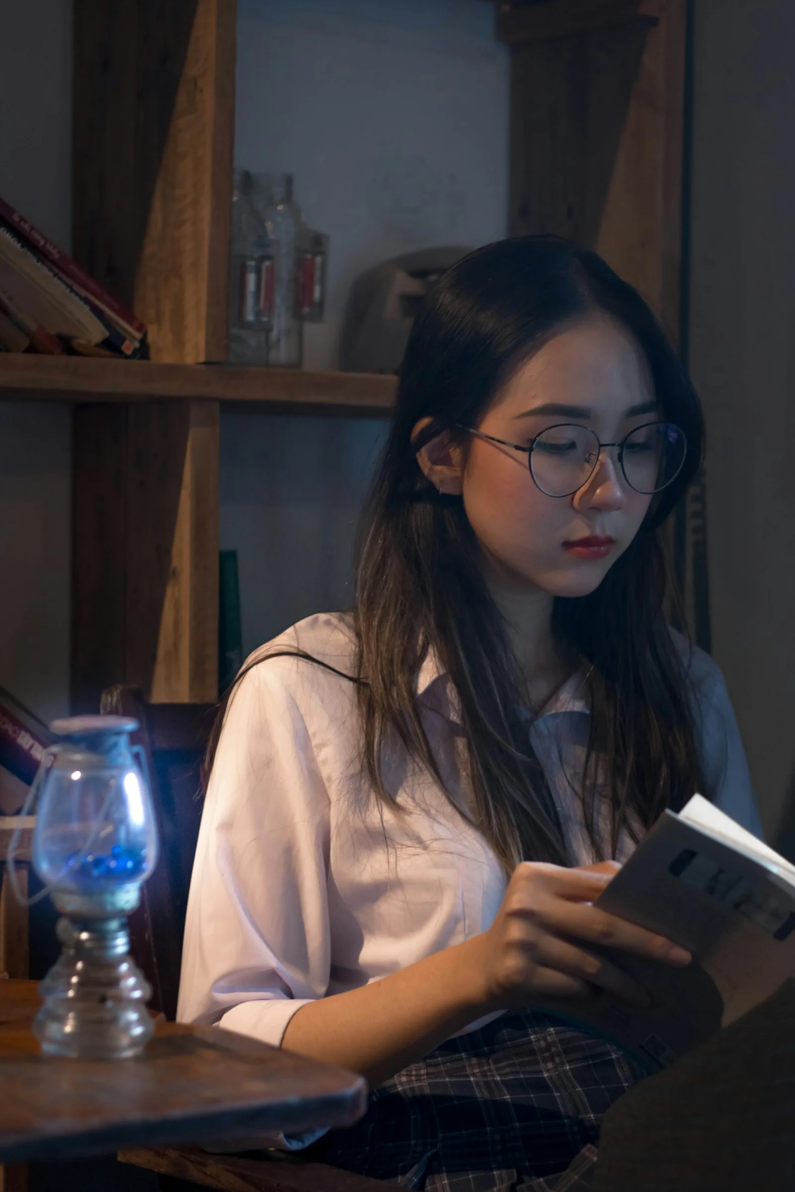 테이블에 앉아 책을 읽는 여성
