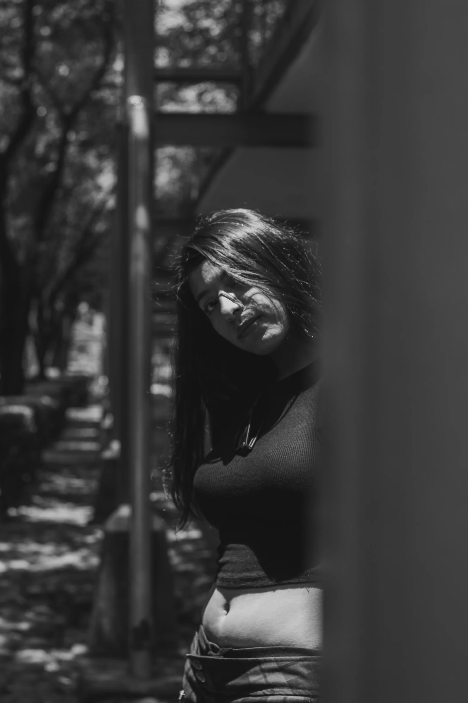 壁にもたれている人物