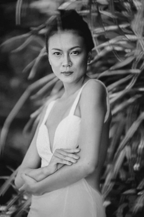 一張穿泳裝的女人的黑白照片