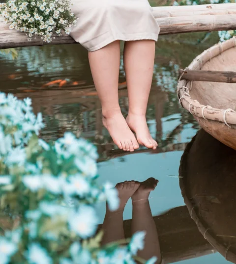 雙腳, 女孩, 花朵, 河流