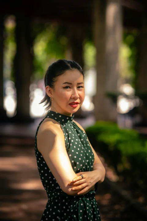 一个穿波点连衣裙的女人正在摆姿势拍照