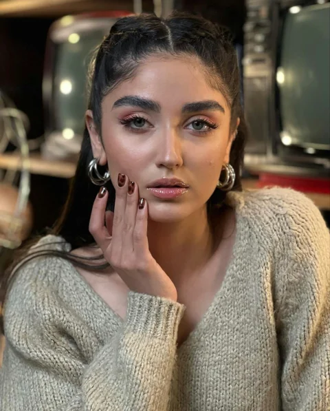 手指戴著戒指為拍照擺姿勢的女人