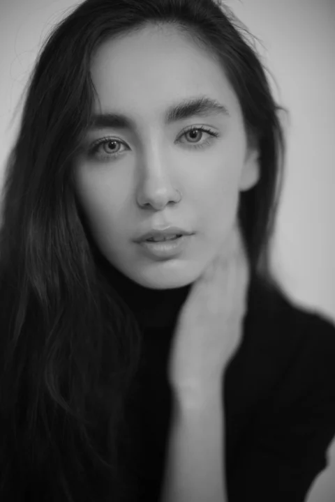 회색조 사진 속 검은 셔츠를 입은 여성
