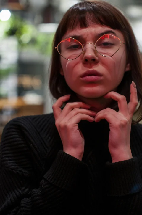 穿黑色圓領毛衣的女人